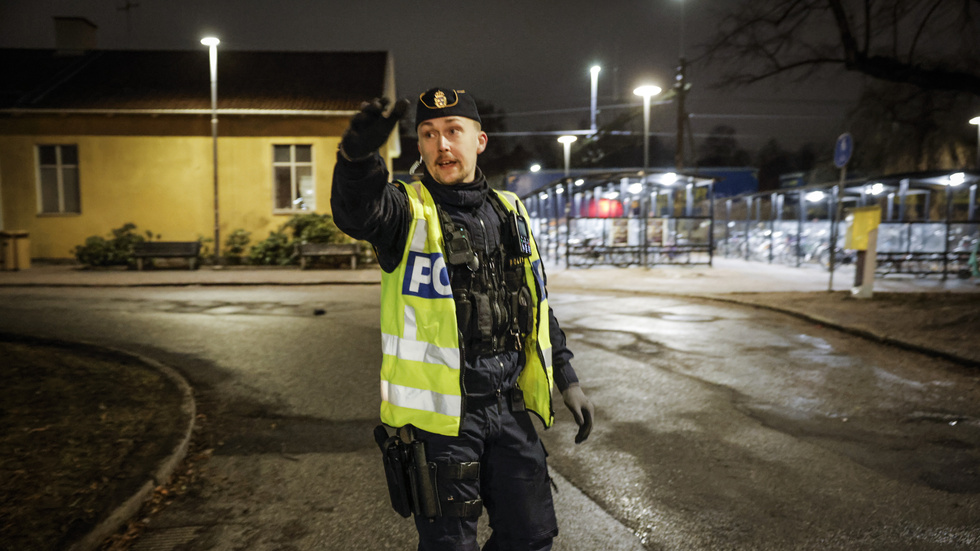 Polis på plats vid Södra station i centrala Örebro, där flera personer skadades mycket allvarligt i en påkörningsolycka med tåg på onsdagskvällen.