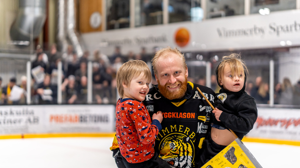 Jakob Karlsson firar tillsammans med sina barn på isen efter Vimmerby Hockeys historiska avancemang till Hockeyallsvenskan.