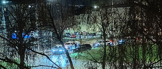 Polisen misstänker smitning – övergiven bil hittad i rondell