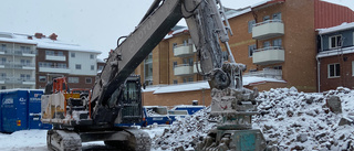 Grävmaskinen bärgad ur källarhålet