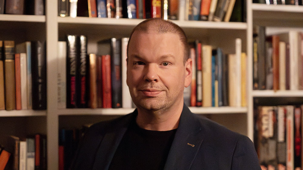 Här är han, årets författarstipendiat Emil Haskett, Tuna, som belönas med 50 000 kronor för sitt skrivande av Litteraturnod Vimmerby.