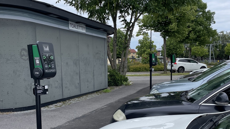 Bild från laddplatsen bakom banken. Insändarskribenten ser inga elbilar stå här, däremot vanliga bensin- och dieselbilar. 