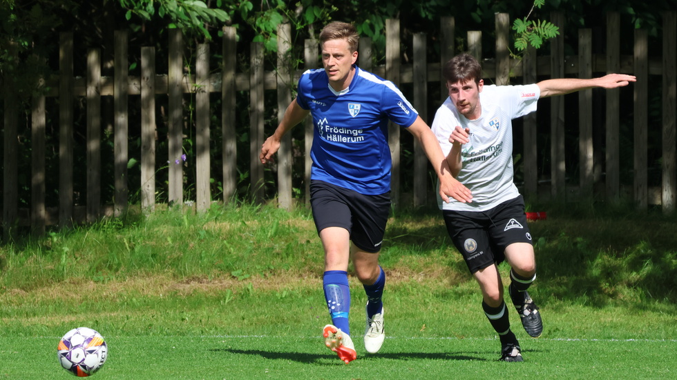 Kamp mellan två spelare i veteranmatchen, Erik Pettersson (blått) och Martin Gunnarsson (vitt).