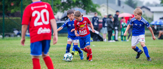 BILDEXTRA: Glädje på lokala fotbollscupen trots ihållande regn