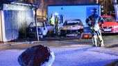 Utryckning när bilar och soprum stod i brand
