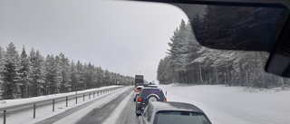 I DAG: Jätteköer på E4 i Norrbotten efter olycka – farligt gods