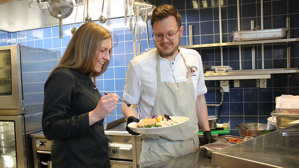 Ida Fjällgård, restaurangansvarig och Linus Andersson, kökschef, diskuterar meny och provsmakar sallad.