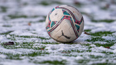 Snön satte stopp – gräset på fotbollsarenan kunde inte godkännas