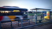 Överfulla bussar kör förbi hållplatserna – barnen kommer försent