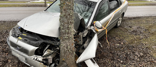 Bil körde av vägen – och krockade med träd