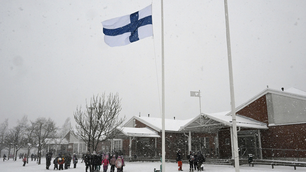 Finlands flagga vajar på halv stång vid skolan i Vanda på onsdagen.
