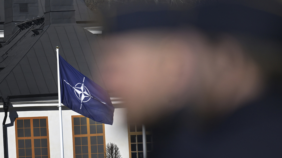 Bilden är från flaggceremoni med Natoflaggan på Karlbergs slott i Stockholm, men vad hände på Stora torget i Nyköping, frågar sig insändarskribenten något ironiskt.