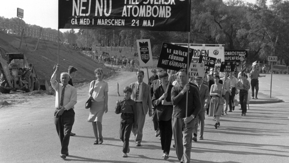 Redan 1964 demonstrerades det mot kärnvapen i Sverige och i och med vårt Natomedlemskap blir frågan aktuell igen, menar skribenterna som vänder sig till länets riksdagsledamöter med önskemålet att de ska jobba för att förbjuda utplacering av kärnvapen i Sverige.
