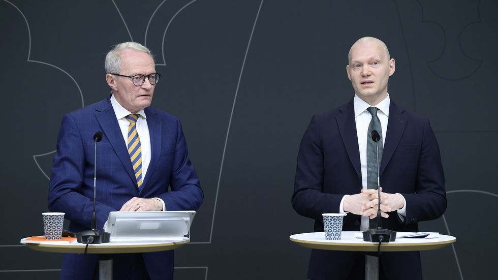 Skribenten funderar över hur partierna på högerkanten resonerar med sin speciallagar om politiska lotterier. På bilden utredare Gunnar Larsson och finansmarknadsminister Niklas Wykman.