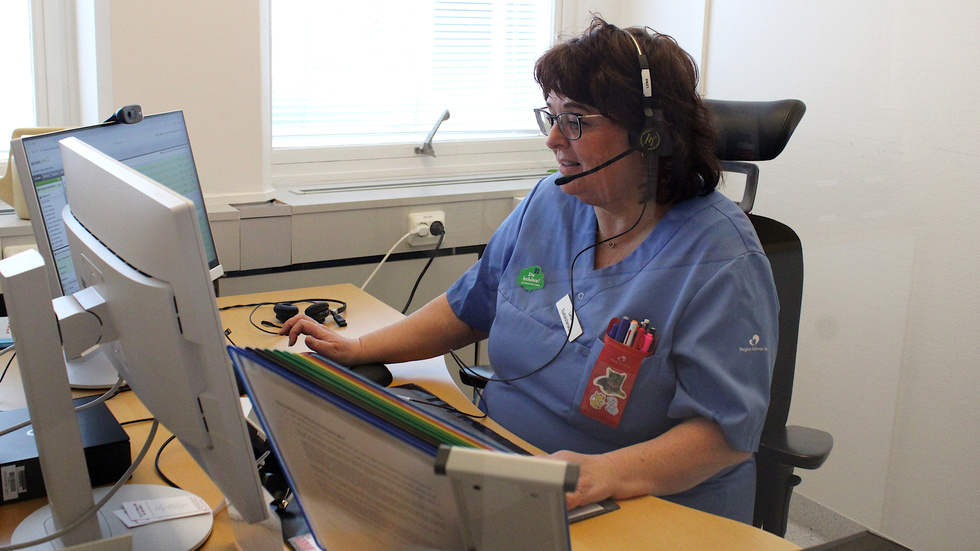 Lena Zeilon tycker att mycket av hennes arbetstid går åt till att sitta i telefon och boka in patienter. En dag i veckan har hon egen mottagning.