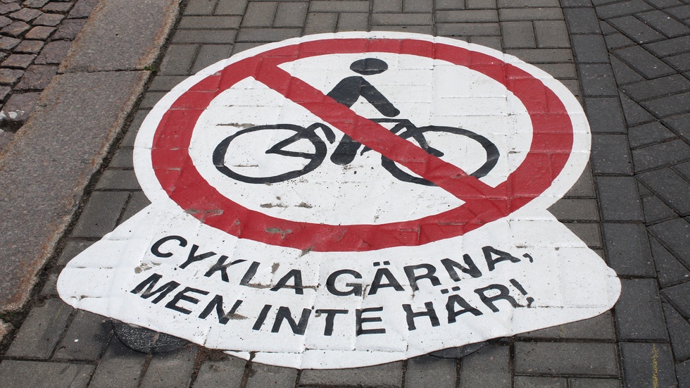 "Cykla gärna, men inte här". Den nymålade skylten finns strax utanför Guldkant.