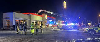 Burger king utrymdes: "Slog lågor genom taket"