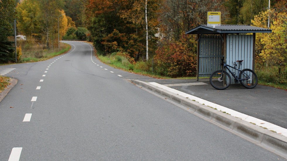 Genomfartsvägen i Gårdveda liknar en bymiljöväg, men formellt sett kategoriseras den inte som en sådan väg, enligt ÖSK.