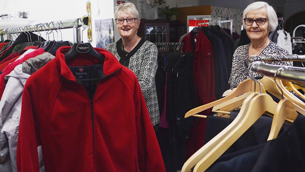Försäljningen av kläder har ökat markant även hos Röda Korset. T.v Sylvia Johansson och t.h Gullvi Andersson.