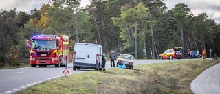 Fordon började brinna på Lummelundsväg – vägen stängdes av i båda riktningarna