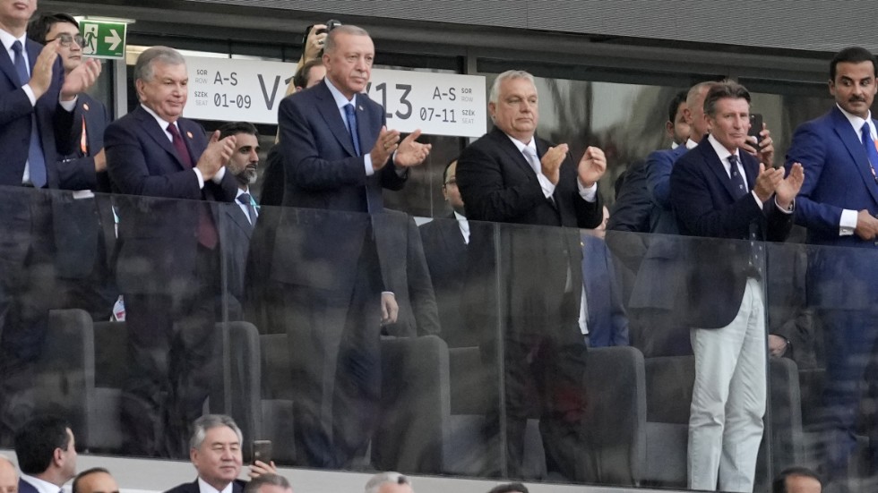 Turkiets "president" Recep Tayyip Erdoğan och Ungerns premiärminister Viktor Orban applåderar under friidrotts-VM i Budapest. 