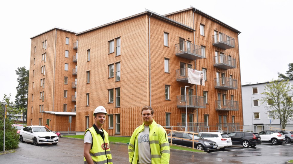 Pontus Lundström from SSB and Adam Holmström from Lindbäcks are pleased that the houses were built so quickly.