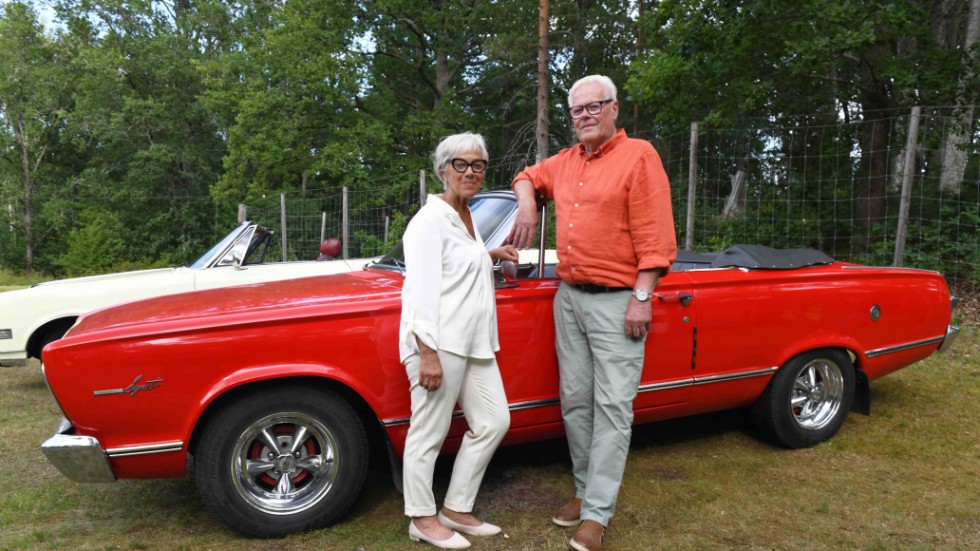Marita och Torbjörn Westerling från Horn framför sin Plymouth valiant signet convertible från 1966.