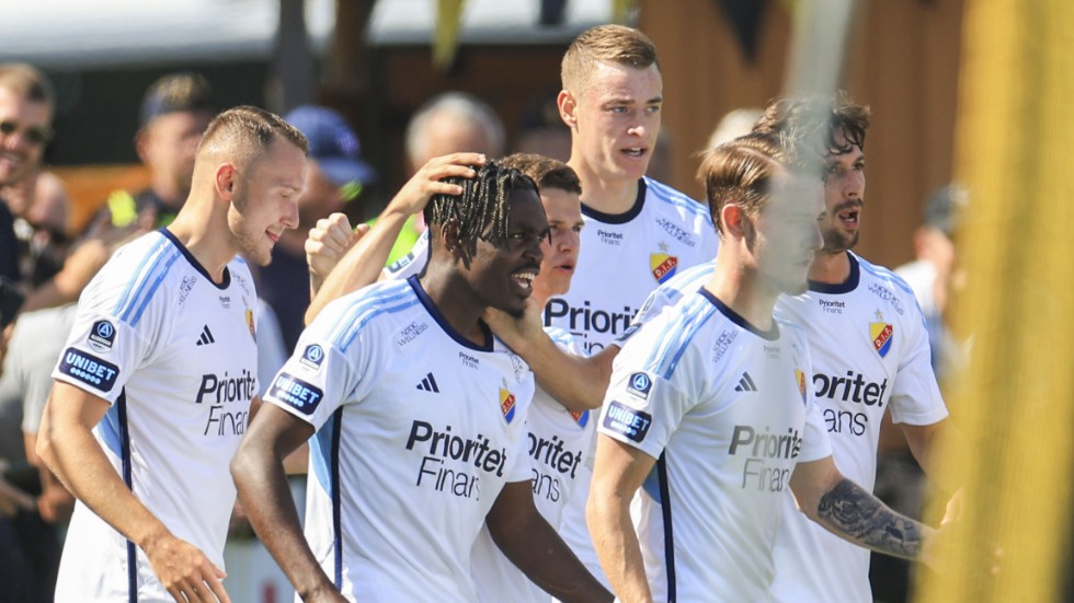 Djurgårdens Joel Asoro kramas om av sina lagkamrater efter sitt matchavgörande mål på Strandvallen.