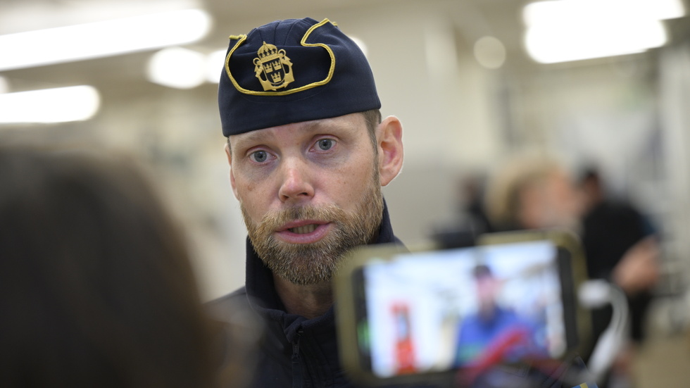 Erik Svensson, samordnare Kustbevakningen, under en pressträff i Hörvik där olja från den grundstötta färjan Marco Polo flutit i land.