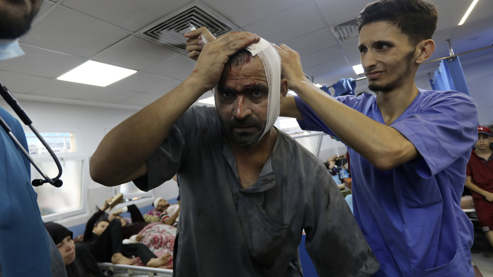 En skadad man får vård på al-Shifa-sjukhuset i Gaza. Bild från förra helgen.