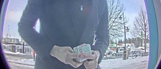 Här tar tonåringen ut pengar – från mördade mannens konto