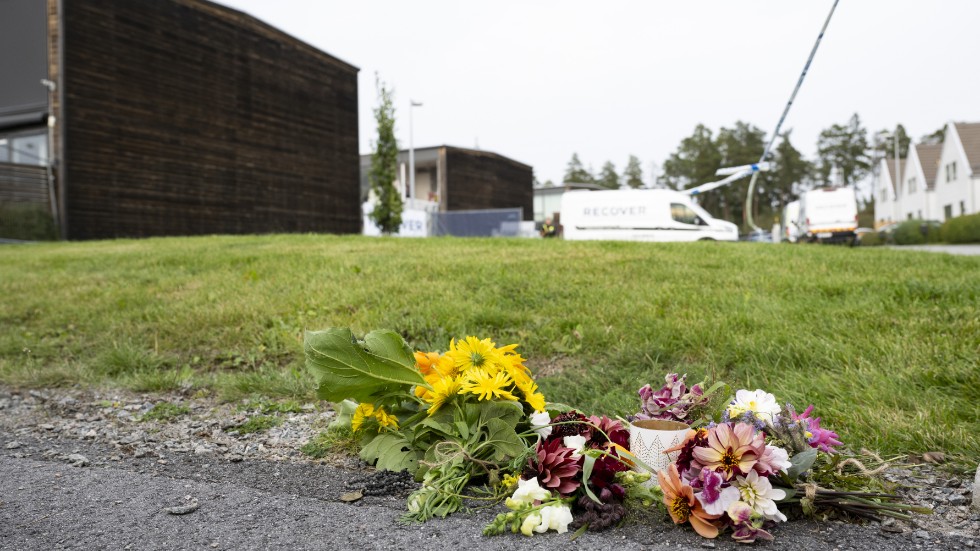 Blommor i vägkorsningen nedanför de förstörda radhusen i Fullerö utanför Uppsala där en kvinna i 25-årsåldern dödades av ett sprängdåd tidigt på morgonen den 28 september.
