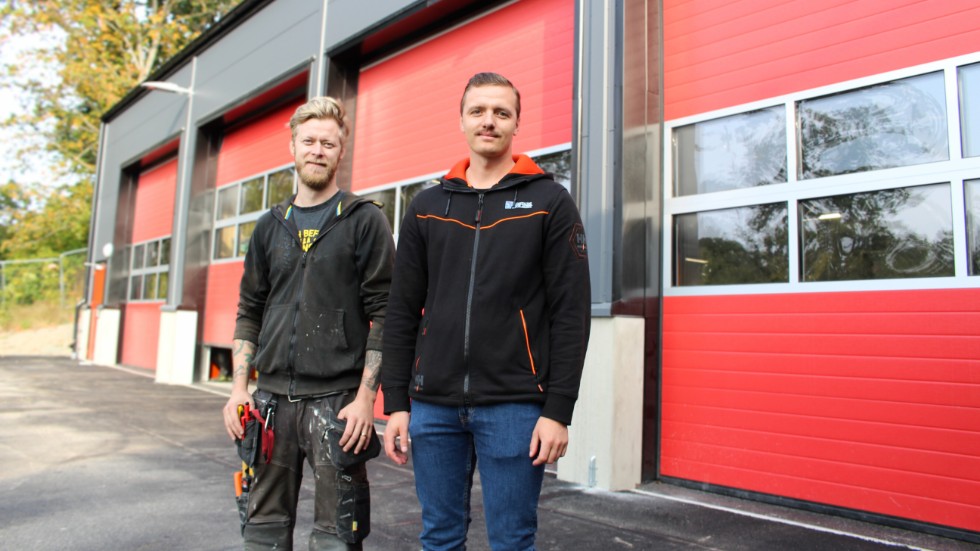 Arbetsledare Michael Palm och projektledare Henrik Ankarvall är nöjda med bygget av den nya brandstationen i Ankarsrum. 