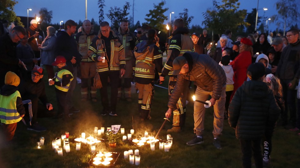 En ljusmanifestation hölls i Fullerö efter sprängdådet.