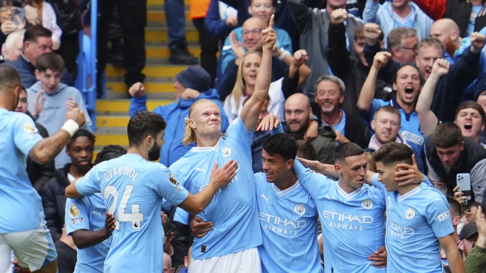 Erling Haaland (mitten) firar efter att han gett sitt Manchester City en 2–0 ledning.