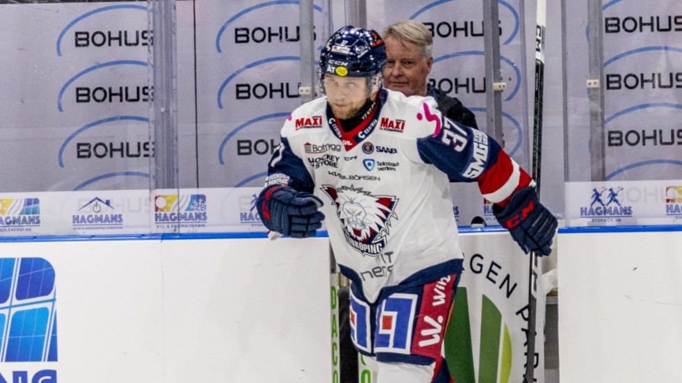Linköpings Jesper Pettersson lämnar utvisningsbåset efter att ha fått matchstraff mot Frölunda. Nu stängs han också av i två matcher.