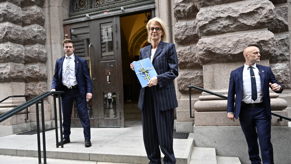 På område efter område ser debattörerna kraftiga försämringar i budgeten, som presenterades av finansminister Elisabeth Svantesson (M) häromdagen.