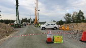 Jättelik byggkran lyfter vindkraftverket på plats