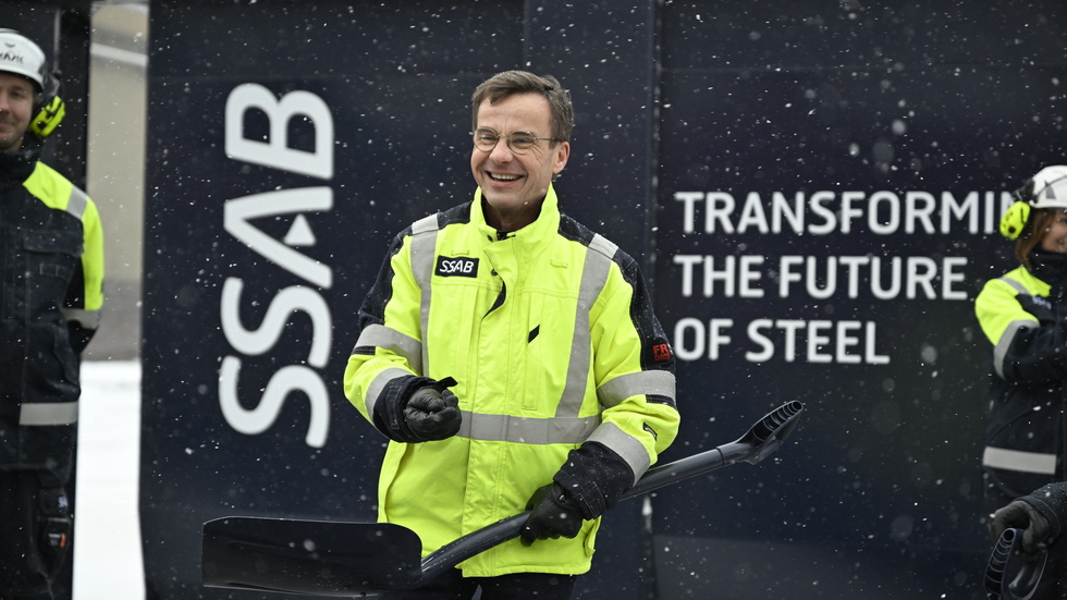 Statsminister Ulf Kristersson (M) besöker SSAB i Oxelösund där de ersätter masugnen med en elektrisk ljusbågsugn – ett steg i den gröna omställningen till fossilfri ståltillverkning.