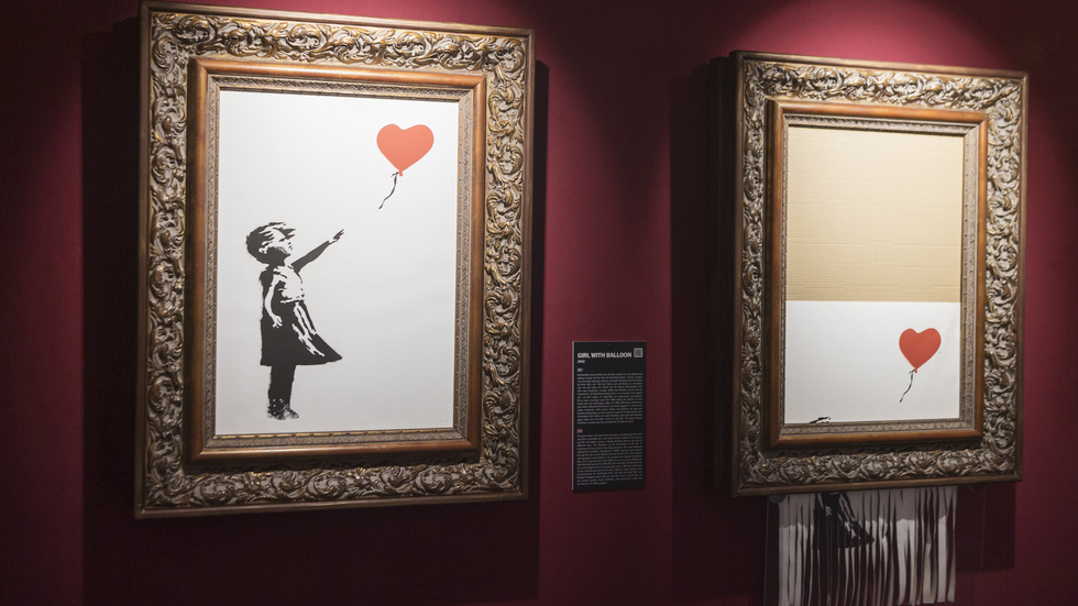 Linus Larsson skriver en dikt och krig och fred. På bilden Banksy-verket ”Girl with Balloon”, från utställningen i Stockholm.
