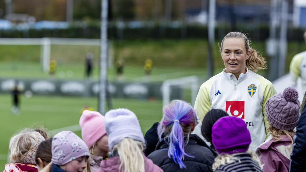 Magdalena Eriksson med unga autografjägare efter tisdagens träning i Göteborg.