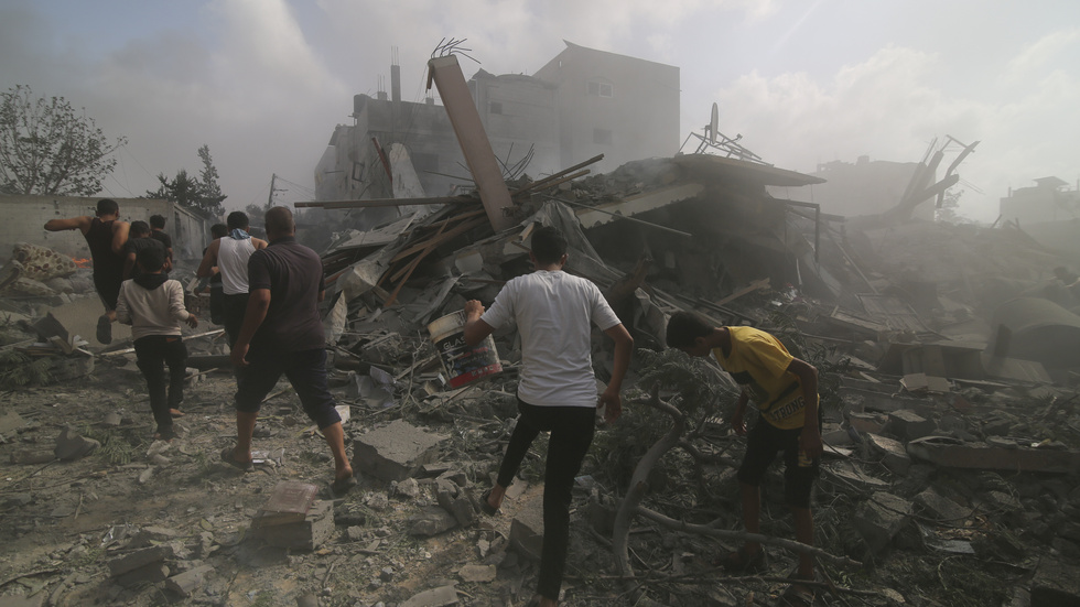 Palestinier letar på söndagen efter överlevare i en byggnad som förstörts i Rafah på Gazaremsan till följd av israeliska bombningar.