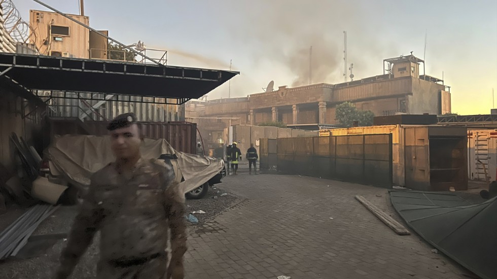 Svenska ambassaden i Bagdad i brand efter stormningen.