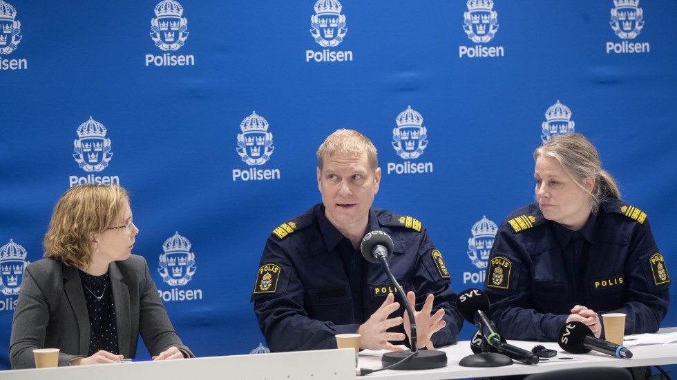 Åklagare Karin Everitt, lokalpolisområdeschef Josef Wiklund och Veronica Andersson, chef för utredningsenheten på Polisen Västernorrland, under en pressträff i januari där de informerade om de stora tillslaget i Sundsvall. Arkivbild.