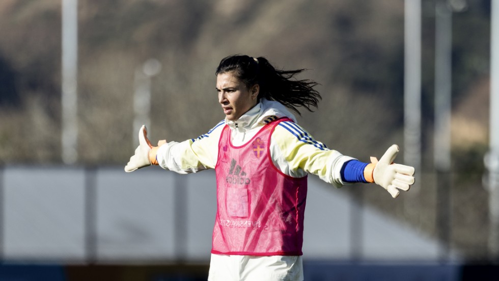 Zecira Musovic vaktar målet i Sveriges VM-premiär mot Sydafrika. Det blir 27-åringens första mästerskapsmatch för Sverige.