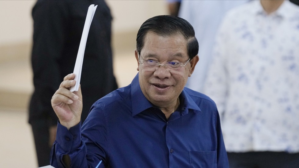 Hun Sen vid röstningen i söndagens val. Han meddelar nu sin avgång som premiärminister – men det innebär ingalunda att hans inflytande över politiken upphör.