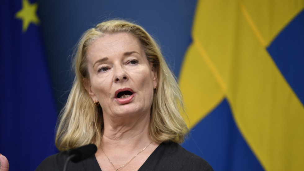 Skolminister Lotta Edholm (L) vill lägga mer pengar på bemannade skolbibliotek, för att svenska barn ska bli säkrare läsare.
