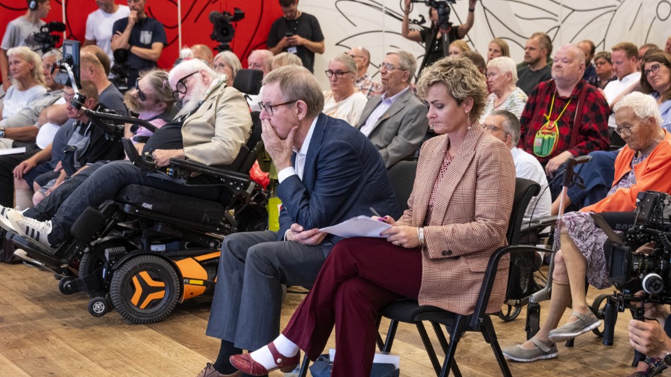 Regeringens ursäkt presenterades inför en grupp människor som tidigare varit intagna på institutioner.