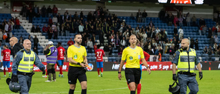 Piteådomaren eskorterades från arenan efter heta derbyt