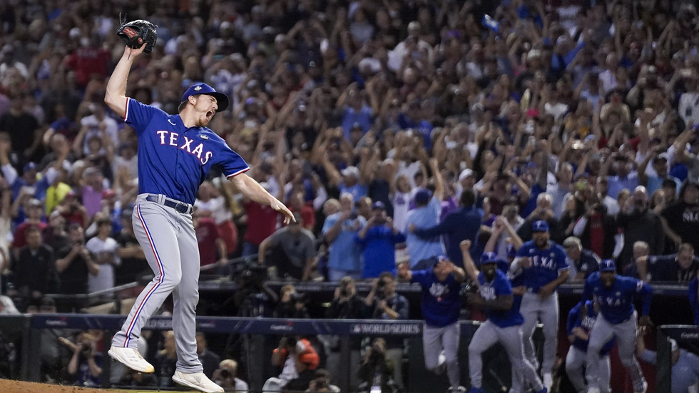 Pitchern Josh Sborz skriker ut sin glädje när det står klart att hans Texas Rangers säkrat segern i World Series för första gången i historien.